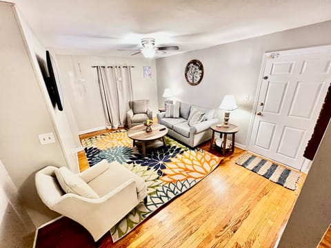 Comfy 2nd Floor Apartment in Quiet Neighborhood 13 Min to Dwntwn Condominio in Cincinnati
