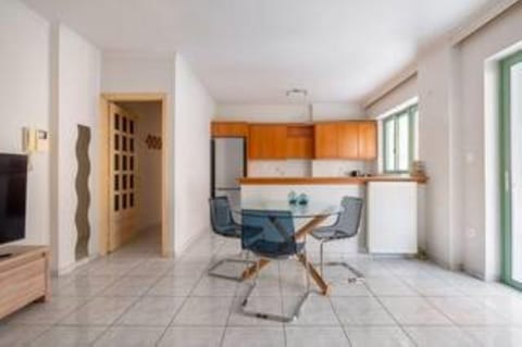 Kitchen or kitchenette, Seating area, Dining area