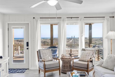 Oceanfront Dream Cottage: Hot Tub, Decks & Views! Maison in Atlantic Beach