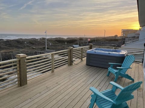 Oceanfront Dream Cottage: Hot Tub, Decks & Views! House in Atlantic Beach