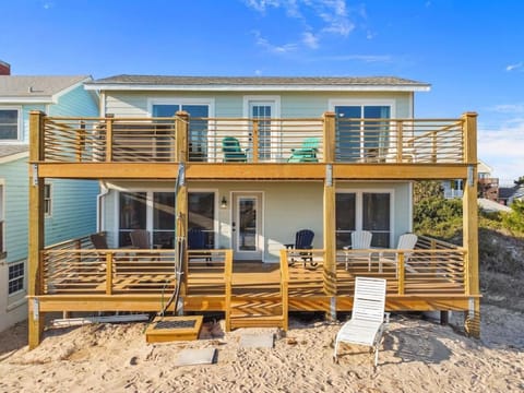 Oceanfront Dream Cottage: Hot Tub, Decks & Views! House in Atlantic Beach