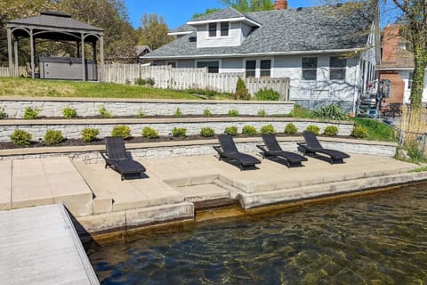 New! The Docks @ Waterside - Lake Front Hot Tub! Maison in Akron