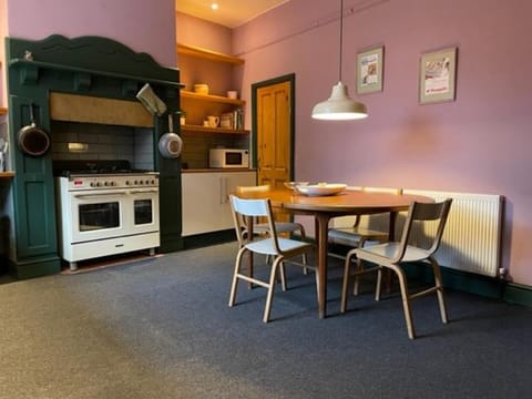 Kitchen or kitchenette, Seating area, Dining area, minibar, pet friendly, stove, toaster