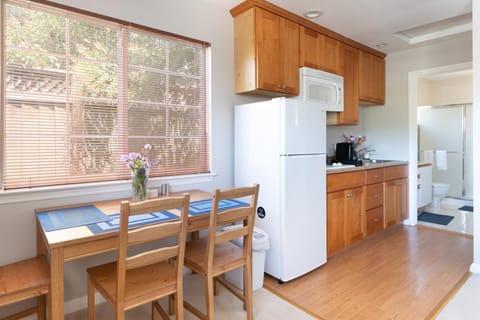 Bright Quiet Comfy 1BR Cottage in Mountain View House in Los Altos