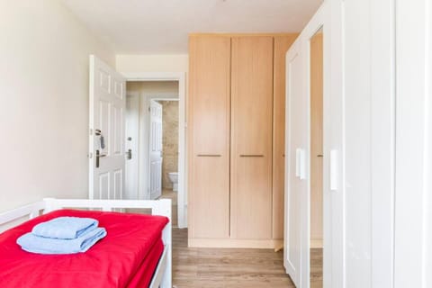 Very Good Accommodation at South East London - 1 or 2 Bed Rooms - Easy Commute from London Bridge and Gatwick Airport and near to PRUH Vacation rental in Bromley