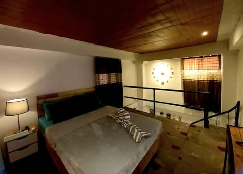 Adorable Lounge - 1 Bedroom loft w/home cinema Condo in Pasay