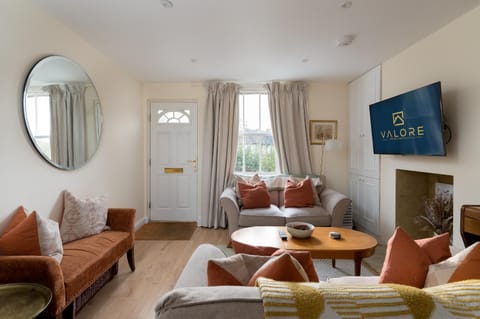 Beautiful cottage style 3-bed By Valore Property Services Apartamento in Aylesbury Vale