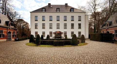 Luxury Pop Up Camping & Hotel Package & Private Transport to Tomorrowland Campground/
RV Resort in Flanders