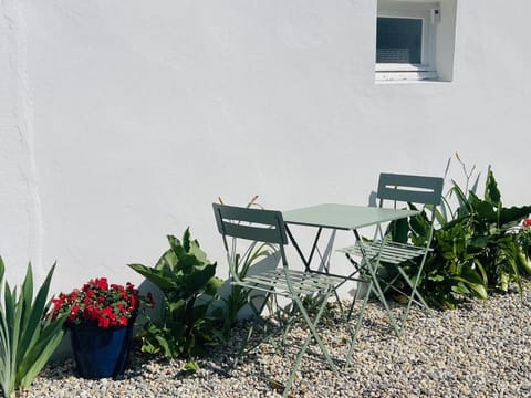 Patio, Day, Dining area