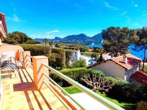 Property building, Nearby landmark, Day, Natural landscape, View (from property/room), Balcony/Terrace, Lake view, Mountain view, River view, Sea view