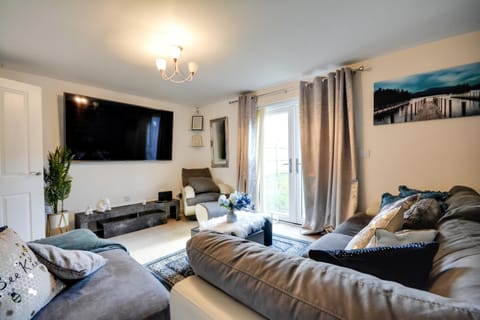 Three Bedroom House in Runcorn By The Lake with Parking by Neofinixdotcom House in Widnes