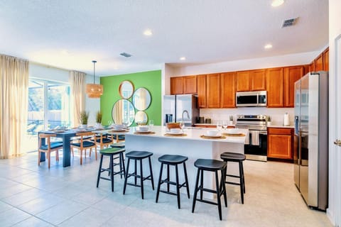 Kitchen or kitchenette, Dining area