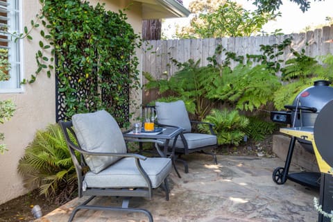 Stunning, Quiet Pvt Luxe Home! King Bed, Hot Tub, Fire Pit, BBQ! Beautiful! Chalet in Culver City