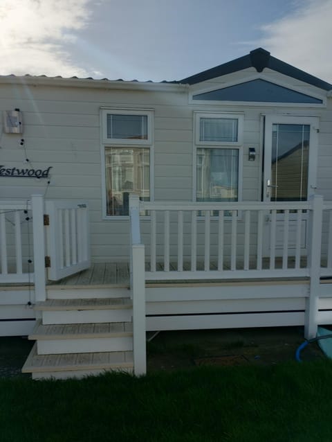 Luxury 2 bedroom caravan with large decking Close to beach Campground/
RV Resort in Towyn