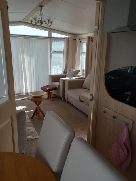 E31 is a 2 bedroom 6 berth caravan with large decking and close to beach on Whitehouse Leisure Park This is a pet free caravan Terrain de camping /
station de camping-car in Towyn