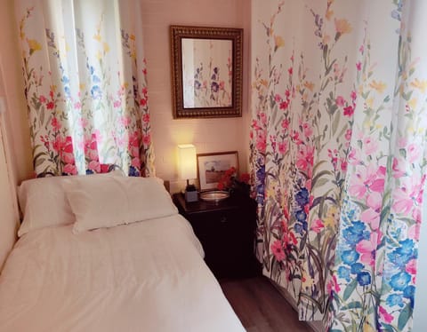 Sherlock's house - 4 spacious bedroom 8 beds Private free parking & WIFI Accessibility Contractors Family with children & pets welcome Maison in Burton upon Trent