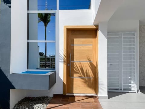 Villa Ana Luisa - Pool, AC, 3min to Beach, Modern 3BD/3.5BA House in La Romana