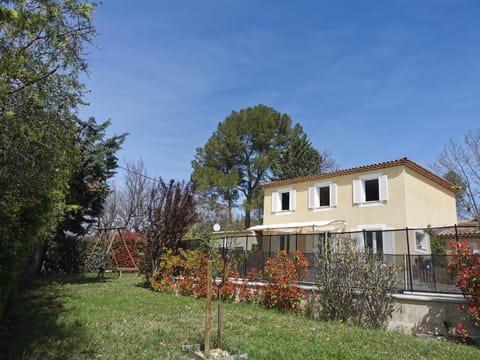 Studio indépendant à 2 minutes du golf du Luberon Apartment in Manosque