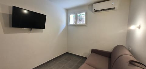 TV and multimedia, Living room, Seating area, air conditioner