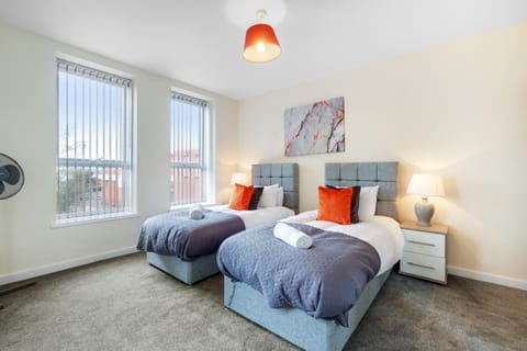 SPECIAL OFFER!! Wednesbury, 1& 2 Bedroom Apartments with Private Parking by 12Stay Condo in Walsall