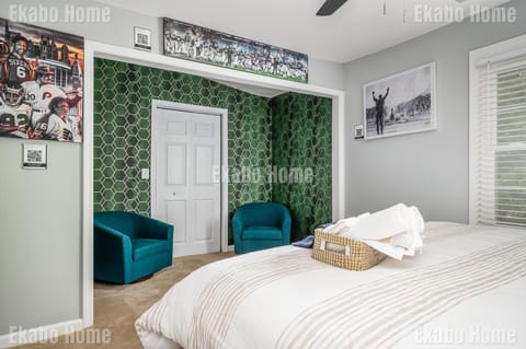 Bed, Living room, Photo of the whole room, Seating area, Bedroom, towels