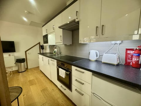 Modern 1 Bedroom self contained apartment Condo in Welwyn Garden City