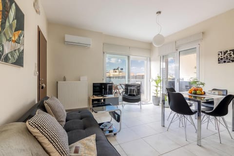 Communal lounge/ TV room, TV and multimedia, Kitchen or kitchenette, Living room, Seating area, Dining area, air conditioner