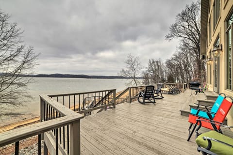 Spacious Lakefront Kentucky Home Rental! Casa in Lake Barkley