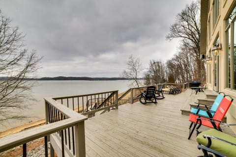 Spacious Lakefront Kentucky Home Rental! House in Lake Barkley