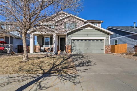 Updated Denver Home, 6 Mi to Airport! Casa in Commerce City