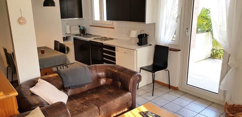 Kitchen or kitchenette, Living room, Seating area, Dining area, stove