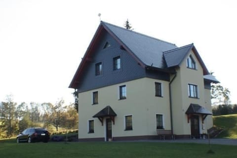 Ferienwohnung in Voigtsdorf mit Garten, Grill und gemeinschaftlichem Pool Apartment in Sächsische Schweiz-Osterzgebirge