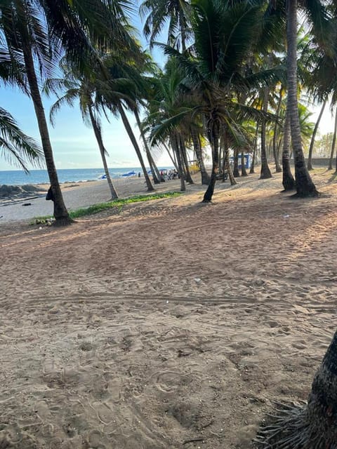 Flat na Praia de Itapuã no Terreo com AR-Condicionado - SEM TAXAS Condo in Salvador