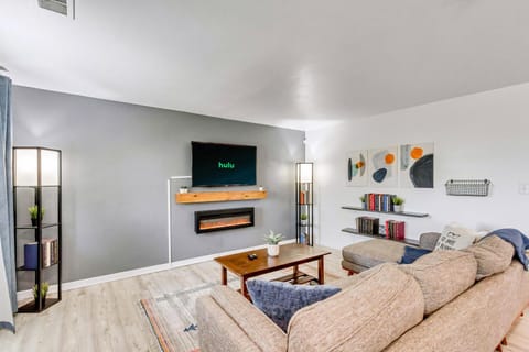 Cozy for Bookworms - Laundry - King Bed - Parking Condo in Salt Lake City