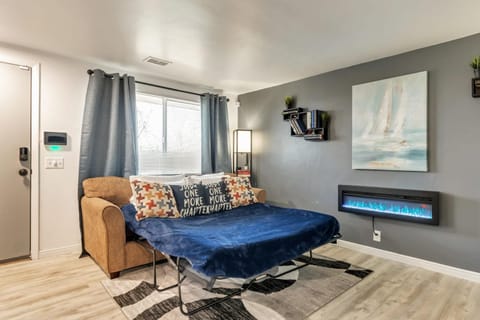 Cozy for Bookworms - Laundry - King Bed - Parking Condo in Salt Lake City