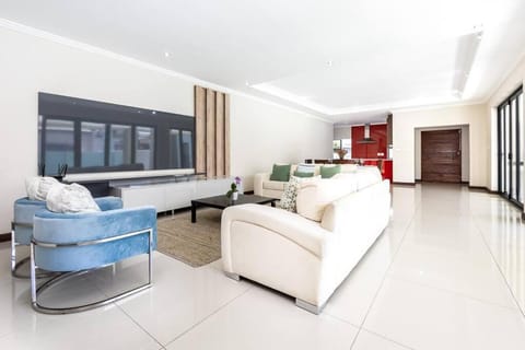 Modern Family house 4 bdrm-Tranquility guaranteed House in Cape Town
