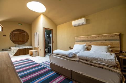 Bed, Photo of the whole room, Seating area, Bedroom, towels, air conditioner