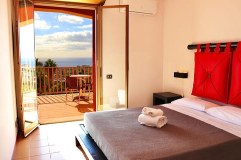 Bed, Natural landscape, View (from property/room), Balcony/Terrace, Photo of the whole room, Bedroom, Sea view, towels