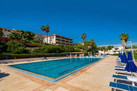 Property building, Day, Pool view, Swimming pool, sunbed