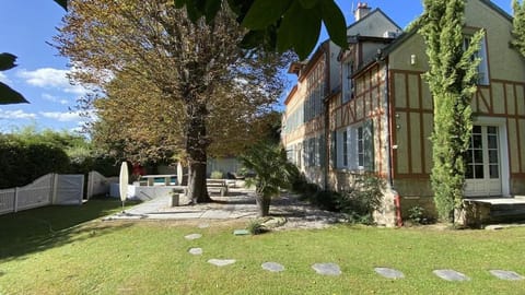 Belle demeure avec piscine, vue et accès direct à la Seine, très proche de Paris Villa in Chatou