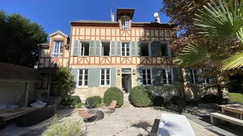 Belle demeure avec piscine, vue et accès direct à la Seine, très proche de Paris Chalet in Chatou