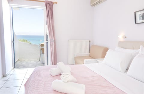 Bed, Photo of the whole room, Sea view