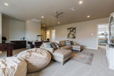 Ocotillo Springs 32 l Sleeps 33, 6 Bedrooms with Private Pool and Hot Tub House in Santa Clara
