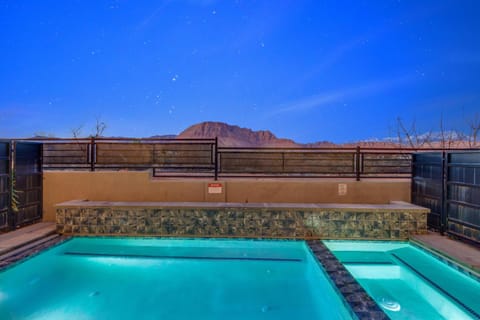 Ocotillo Springs 32 l Sleeps 33, 6 Bedrooms with Private Pool and Hot Tub House in Santa Clara