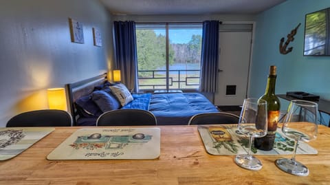 Bed, TV and multimedia, View (from property/room), Kitchen or kitchenette, Bedroom, Lake view