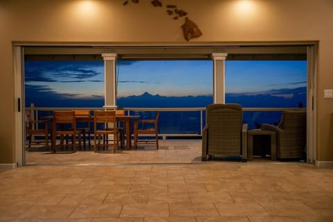 Kailua-Kona Exceptional Oceanview Home - Heated Oasis Pool & Stunning Ocean View House in Holualoa