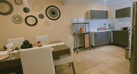 Kitchen or kitchenette, Dining area, minibar, pet friendly, toaster