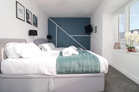 Stunning 4 Bedroom Flat near City Centre Condo in Swansea
