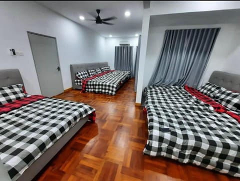 Happy 2 Homestay (28 pax ) ( swimming pool) House in Port Dickson