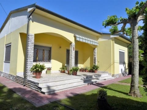 Wunderschönes Ferienhaus in Lido Di Camaiore mit Schönem Garten House in Viareggio